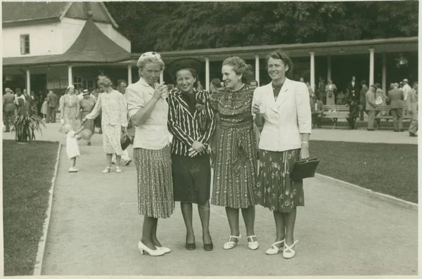 Retro foto toont vrouwen in het kuuroord. Vintage zwarte & wit fotografie. — Stockfoto