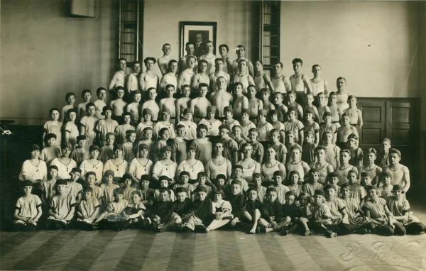 Foto retrô mostra alunos no ginásio. Vintage preto & branco fotografia . — Fotografia de Stock