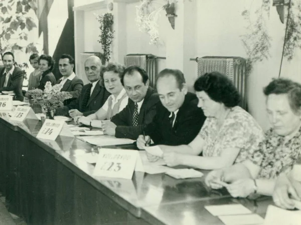 Foto retro muestra a jueces electorales (también llamados inspectores electorales, oficiales electorales o trabajadores electorales) en la sala electoral. Vintage fotografía en blanco y negro . —  Fotos de Stock