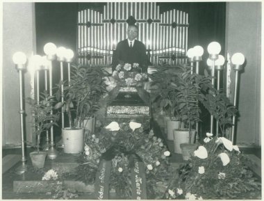 Retro fotoğraf kremasyon (cenaze) gösterir. Vintage Fotoğraf.