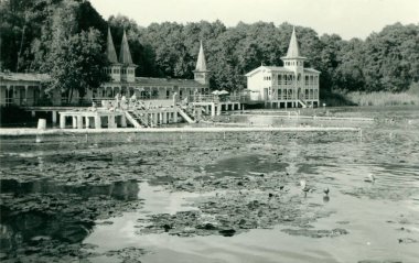 Retro fotoğraf (açık) Yüzme Havuzu gösterir. Vintage siyah ve beyaz fotoğraf.