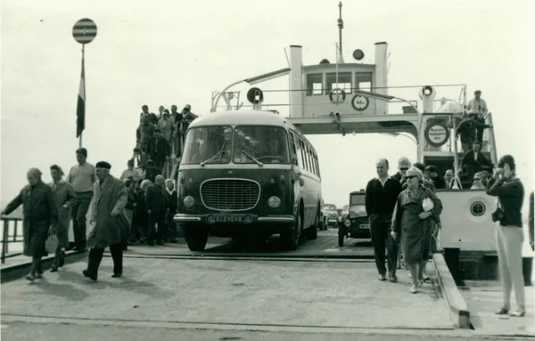 Retro fotoğraf otobüs gösterir ve araçlarda araç feribot. Vintage siyah ve beyaz fotoğraf. — Stok fotoğraf