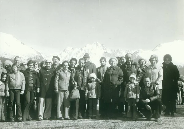 Retro foto toont toeristen tijdens winter tijd Vintage zwarte & wit fotografie. — Stockfoto