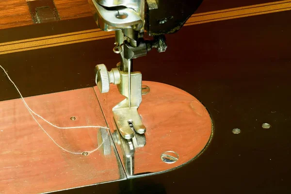 Foto de uma velha máquina de costura à mão vintage. Foco seletivo. Imagem macro com efeito sombrio . — Fotografia de Stock
