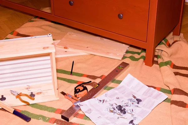 家具の組み立てください。箪笥 (ドレッサー) を組み立てます。ツールや家具の組み立て用の留め具のセット. — ストック写真