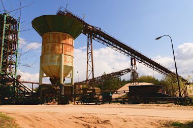 Ağır iş makineleri ile taş ocağı toplamak. İnşaat sektöründe. Yatay fotoğraf.