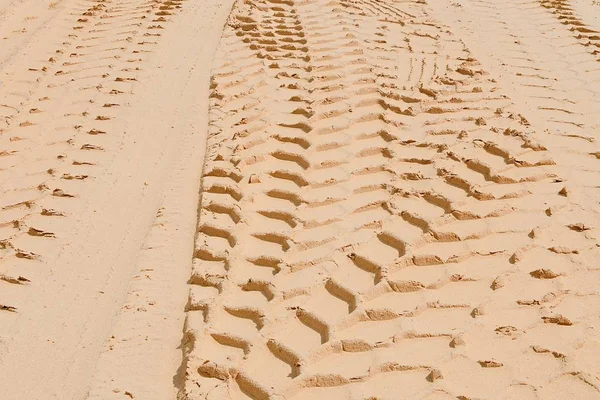 在沙滩上的轮胎轨迹 — 图库照片