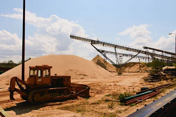 Dopravníkové pásy a hromady písku. Stavební průmysl. Pískovně. Horizontální Foto. — Stock fotografie