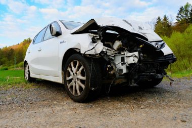 Ezilmiş beyaz araba marka Hyundai. Sürüm i30 - mavi sürücü motoru. 