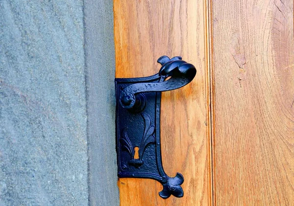 Punho histórico da porta. Punho de porta preto forjado — Fotografia de Stock