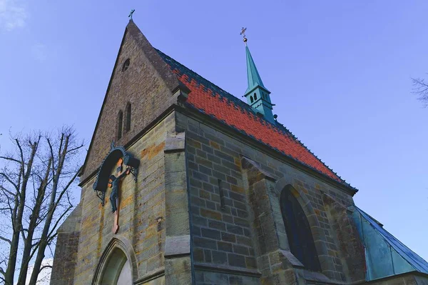 Christelijke kerk (kirk). Christelijke dorpskerk met Jezus aan het Kruis — Stockfoto