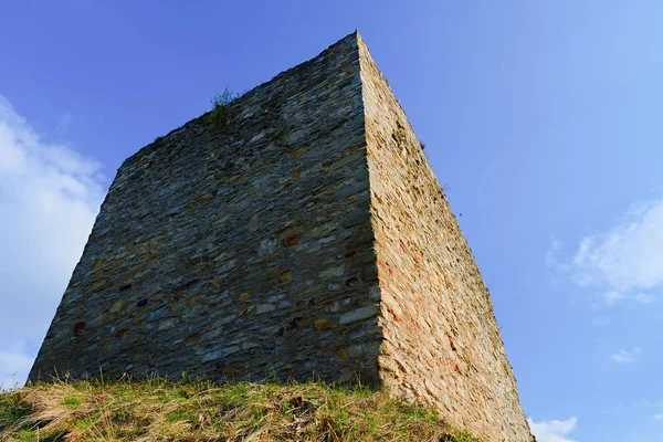 Ruinerna av berikning (bålverk). Medeltida rampart — Stockfoto