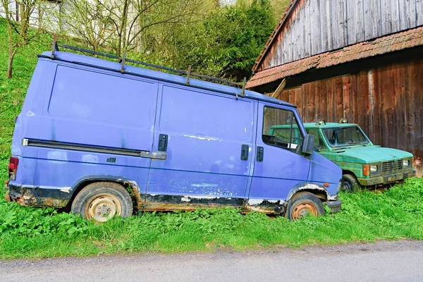 Old ruined cars. Ruined delivery van and car. Rusty van and car covered with moss — Stock Photo, Image