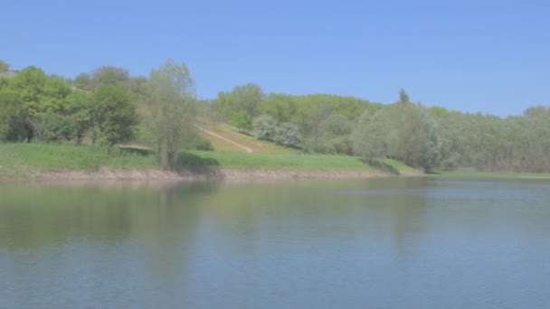 Vista sobre el estanque del pueblo. Mirada cinematográfica, vídeo 4K . — Vídeos de Stock