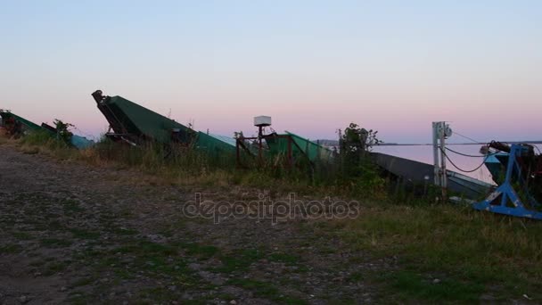 V létě jezero. Panoramatický pohled starých rybářských člunů. Pohled na západ slunce. — Stock video