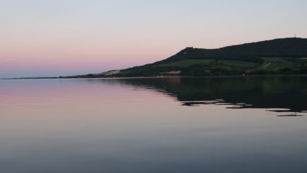 Lato nad jeziorem. Panoramiczny widok starych kutry rybackie. Widok na zachód słońca. — Wideo stockowe