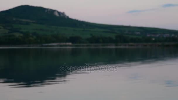 Λίμνη το καλοκαίρι. Θέα του ηλιοβασιλέματος. Χαμηλή Dof. — Αρχείο Βίντεο