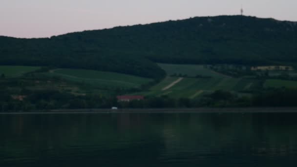 Sommersee. Blick auf Sonnenuntergang. niedrige dof. — Stockvideo