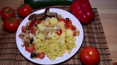 Karışık karnabahar patates ve ızgara sebzeler ile. Akdeniz yemekleri. Düz tasarım.