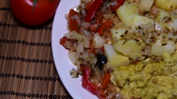 Couve-flor mista com batatas e legumes grelhados. Comida mediterrânea. Projeto plano . — Vídeo de Stock