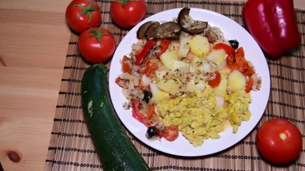 Μικτή κουνουπίδι με πατάτες και ψητά λαχανικά. Μεσογειακό φαγητό. Επίπεδη σχεδίαση. — Αρχείο Βίντεο