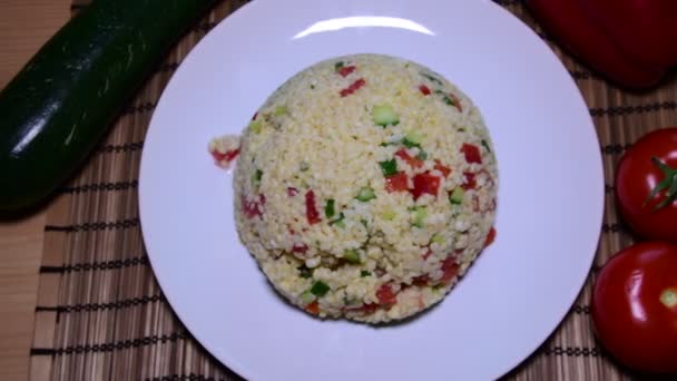 Bulgur aussi burghul aux légumes. Vue plate de bulgur. Tomates sur la table . — Video