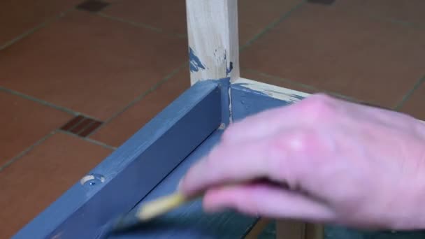 Man bemalt den Stufenhocker von Hand. graue Beschichtung. Malerei Stufenhocker mit grauer Farbe — Stockvideo