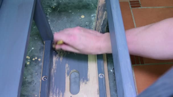 Man bemalt den Stufenhocker von Hand. graue Beschichtung. Malerei Stufenhocker mit grauer Farbe — Stockvideo