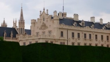 Sarayı - Chateau Lednice ve chateau Bahçe. Castle Lednice, South Moravia, Unesco Dünya Mirası. 4k