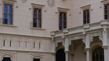 Sarayı - Chateau Lednice ve chateau Bahçe. Castle Lednice, South Moravia, Unesco Dünya Mirası. 4k