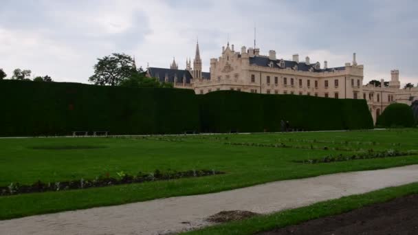 Ανάκτορο - Κάστρο Λεδνιγε και chateau κήπο. Κάστρο Λεδνιγε, η περιοχή παγκόσμιας κληρονομιάς της Unesco στη Νότια Μοραβία. 4k — Αρχείο Βίντεο