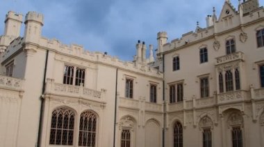 Sarayı - Chateau Lednice ve chateau Bahçe. Castle Lednice, South Moravia, Unesco Dünya Mirası. 4k