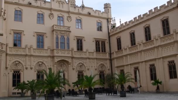 Дворец - Chateau Lednice и сад chateau. Замок Леднице, всемирное наследие ЮНЕСКО в Южной Моравии. 4K — стоковое видео