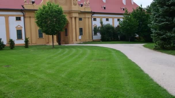 Дворец - Chateau Lednice и сад chateau. Замок Леднице, всемирное наследие ЮНЕСКО в Южной Моравии. 4K — стоковое видео