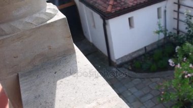 Tarihi avlu. Tarihi su iyi ve güzel çiçekler ile tarihi bir ev. Düşük Dof
