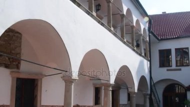 Taşlı sütunlar ve Ivies tuğla duvar ile tarihi bir ev.