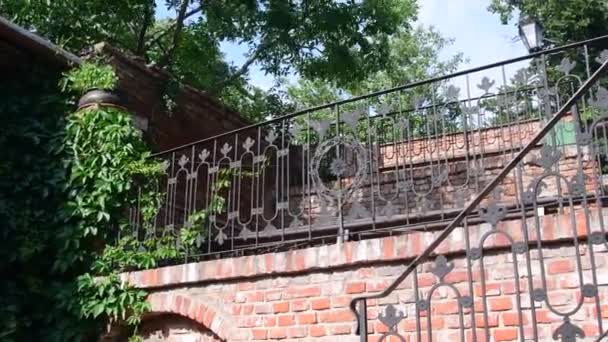 Historic house with wrought-iron banisters. Historical courtyard. — Stock Video