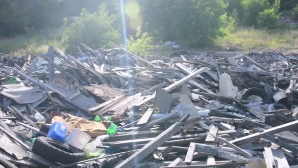 Vertido de residuos en la ciudad. Vista de basurero entre bloque de pisos. Montón de basura . — Vídeo de stock