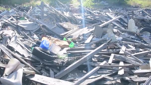 Vertido de residuos en la ciudad. Vista de basurero entre bloque de pisos. Montón de basura . — Vídeo de stock