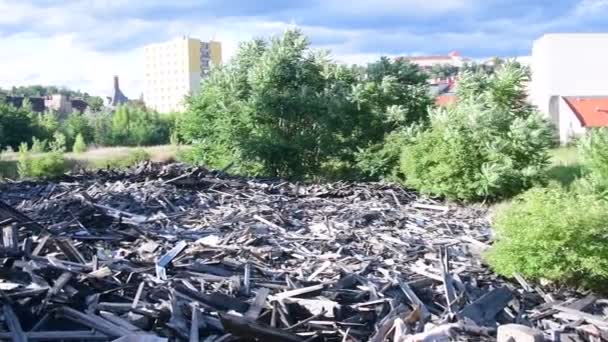 Waste dump in the town. View of garbage dump among block of flats. Heap of junk. — Stock Video