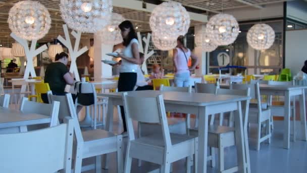 IKEA mağazası içinde iç görünüm. IKEA dünyanın en büyük mobilya perakendeci olduğunu. IKEA Restoran görünümünü — Stok video