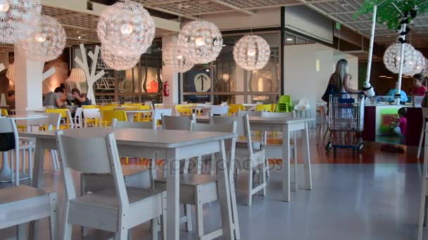 Vnitřní pohled do obchodního domu IKEA. IKEA je světy největší prodejce nábytku. Pohled z restaurace Ikea — Stock video