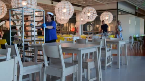 Interior view didalam toko IKEA. IKEA adalah peritel furnitur terbesar di dunia. Pemandangan restoran IKEA — Stok Video