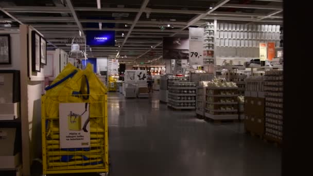 Vnitřní pohled do obchodního domu IKEA. IKEA je světy největší prodejce nábytku. — Stock video