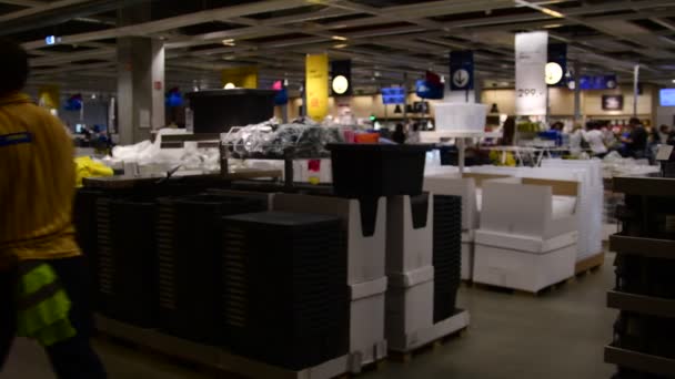 Vnitřní pohled do obchodního domu IKEA. IKEA je světy největší prodejce nábytku. — Stock video