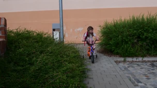 Kleines Mädchen fährt Fahrrad. Sommerzeit in der Stadt — Stockvideo