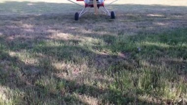 Pervaneli uçağa Havaalanı. Küçük amatör uçak.