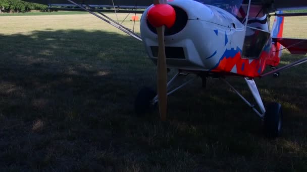 Avión de hélice en aeródromo. Pequeño avión amateur — Vídeo de stock