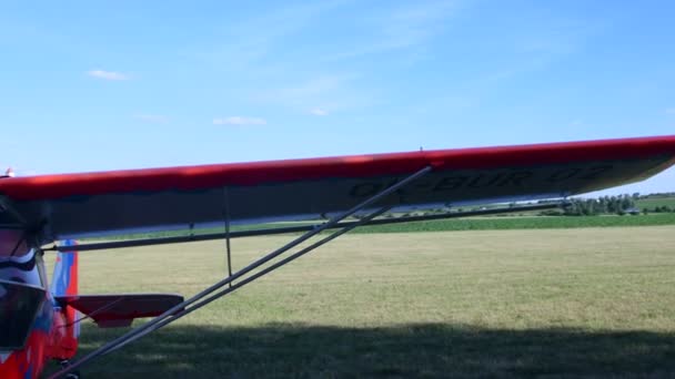 Avión de hélice en aeródromo. Pequeño avión amateur — Vídeo de stock