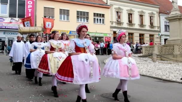 Святкування свята Corpus Christi тіла Христового також домініканців Божого. Дівчатка і Хлопчики носити народні костюми. — стокове відео